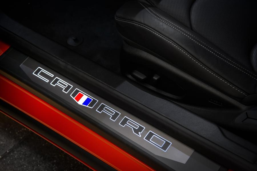 Детали интерьера Chevrolet Camaro SS Convertible 2018 года  (LA) (фото 7 из 9)